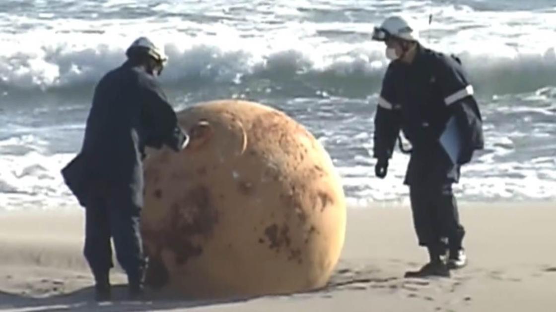 Загадочный шар на пляже в Японии