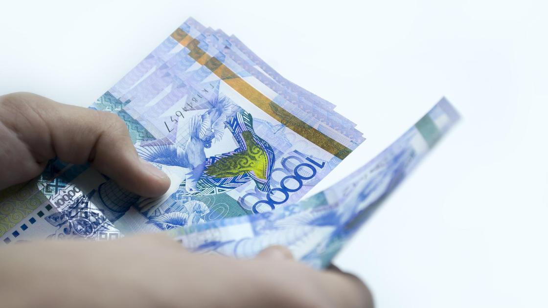 Деньги в руках у мужчины