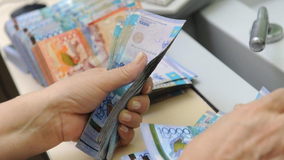 ақша санап отыр ақша санап отыр