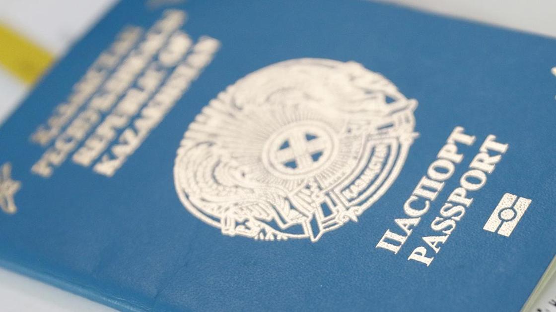 Казахстанский паспорт лежит на столе