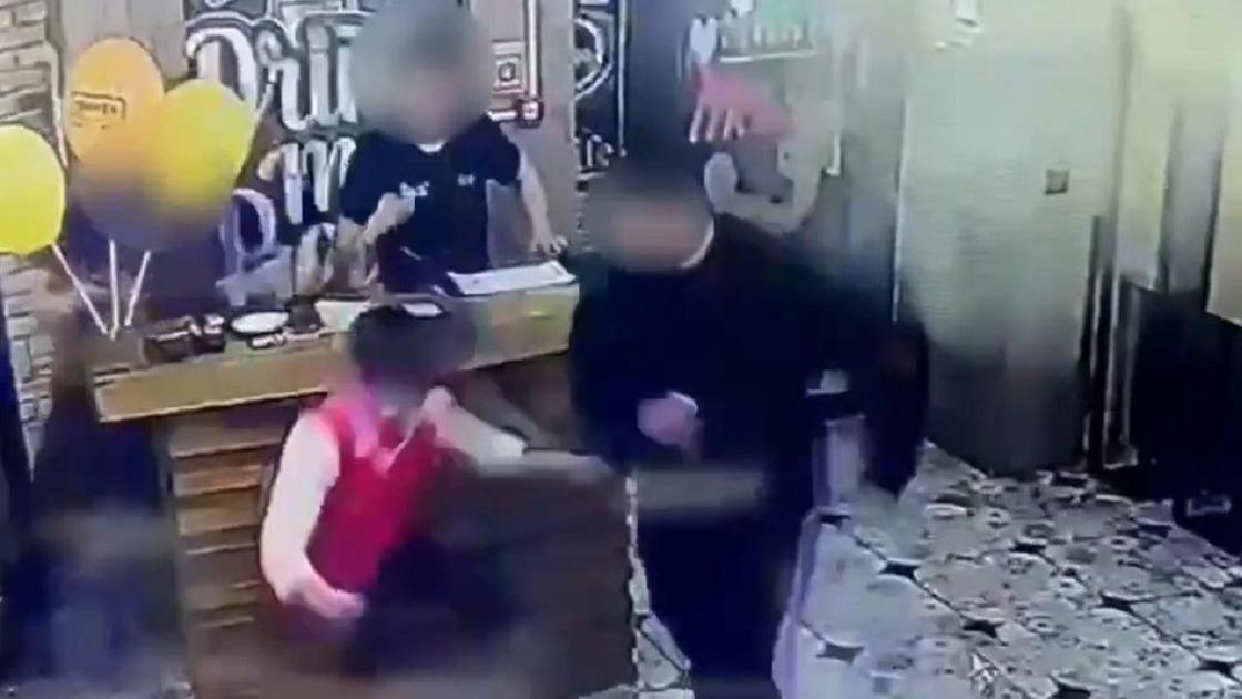 Удар по менеджеру ресторана в Актобе
