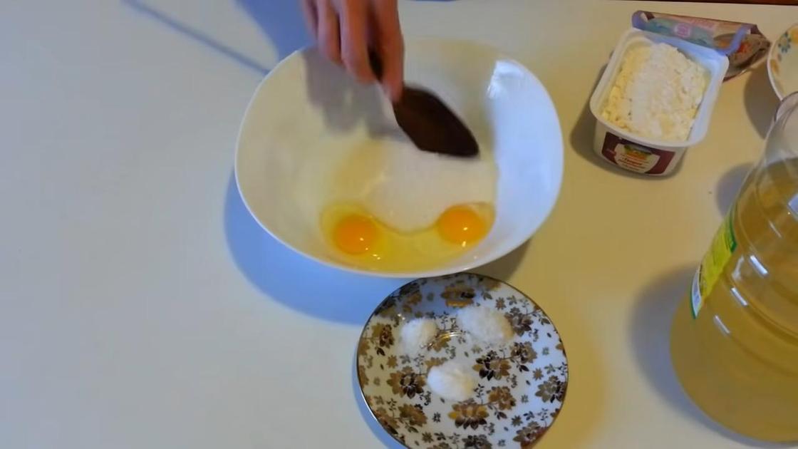 В глубокой тарелке лопаткой смешивают яйца и сахар