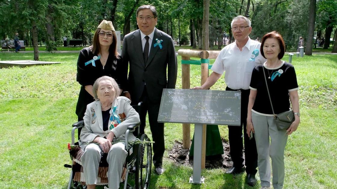 Ерболат Досаев и семья ветерана