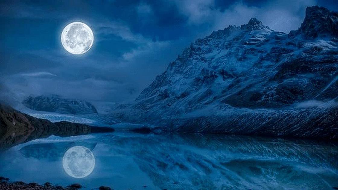 Полная Луна отражается в озере
