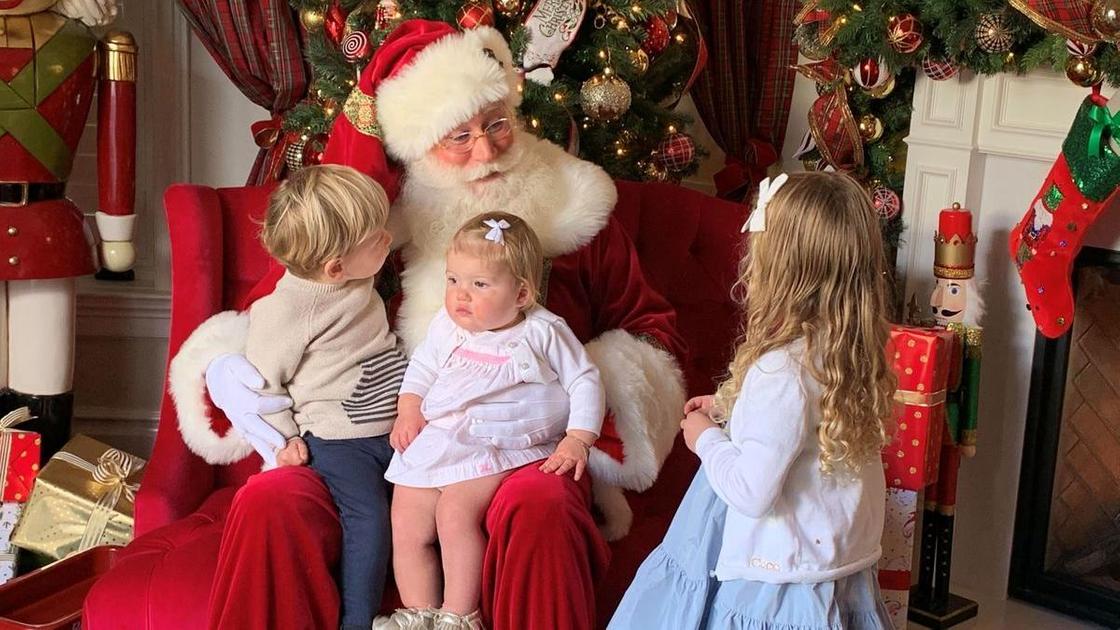 Дед Мороз с детьми под елкой