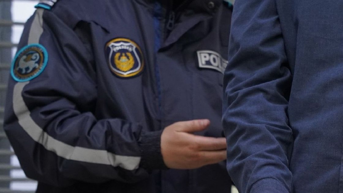Полицейский и мужчина