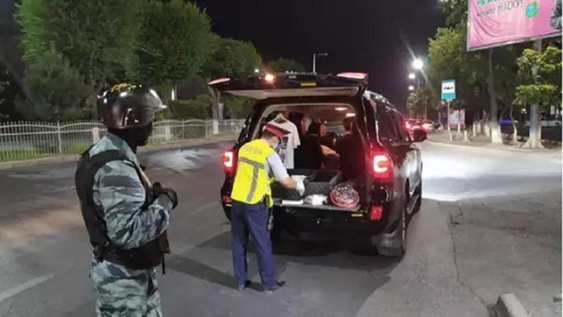 Полиция проверяет автомобили, проезжающие рядом с местом преступления в Шымкенте