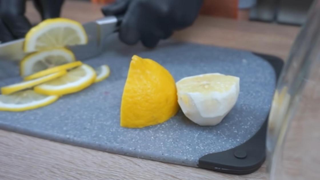 Нарезка лимона полукольцами на разделочной доске