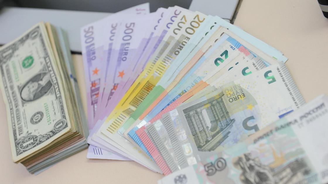 Доллары, евро и рубли лежат в кассе