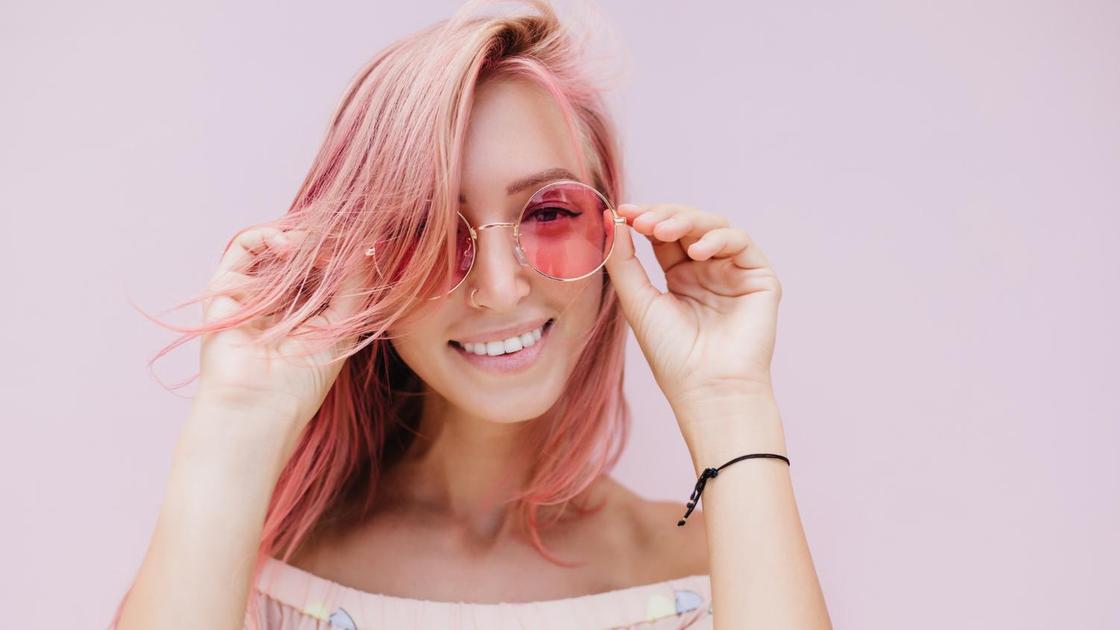 Красивая девушка с розовыми волосами в круглых розовых очках