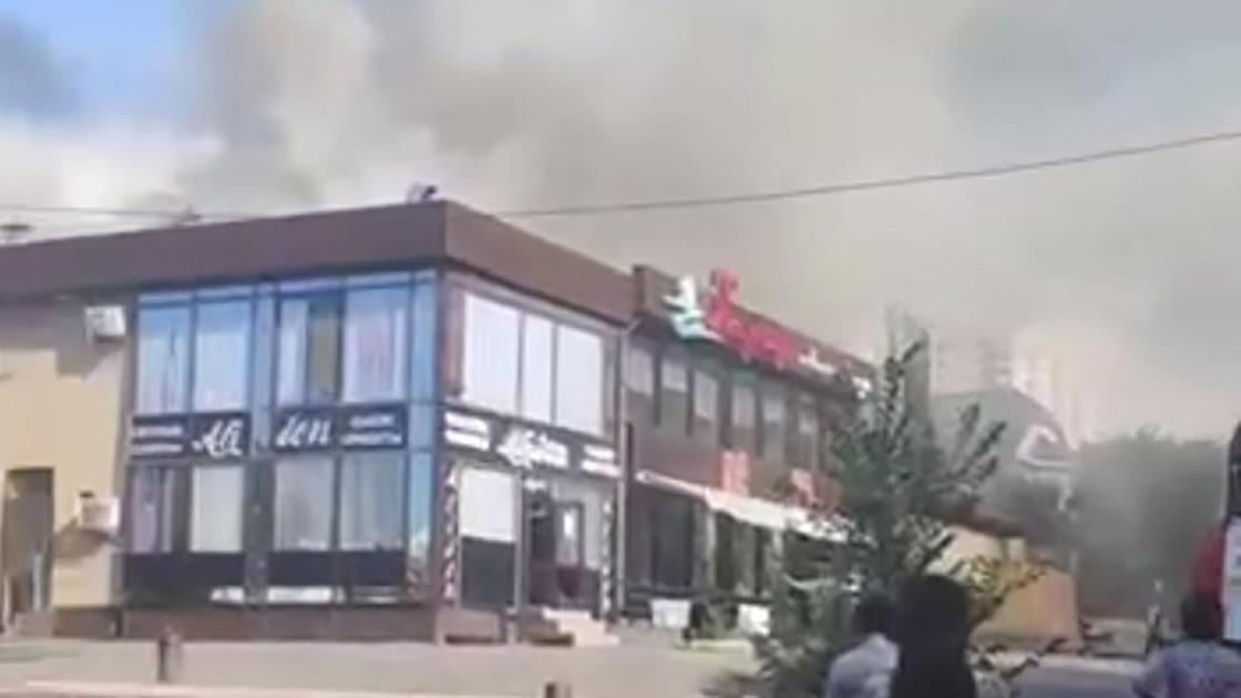 Дым от пожара поднимается над кафе в Алматы
