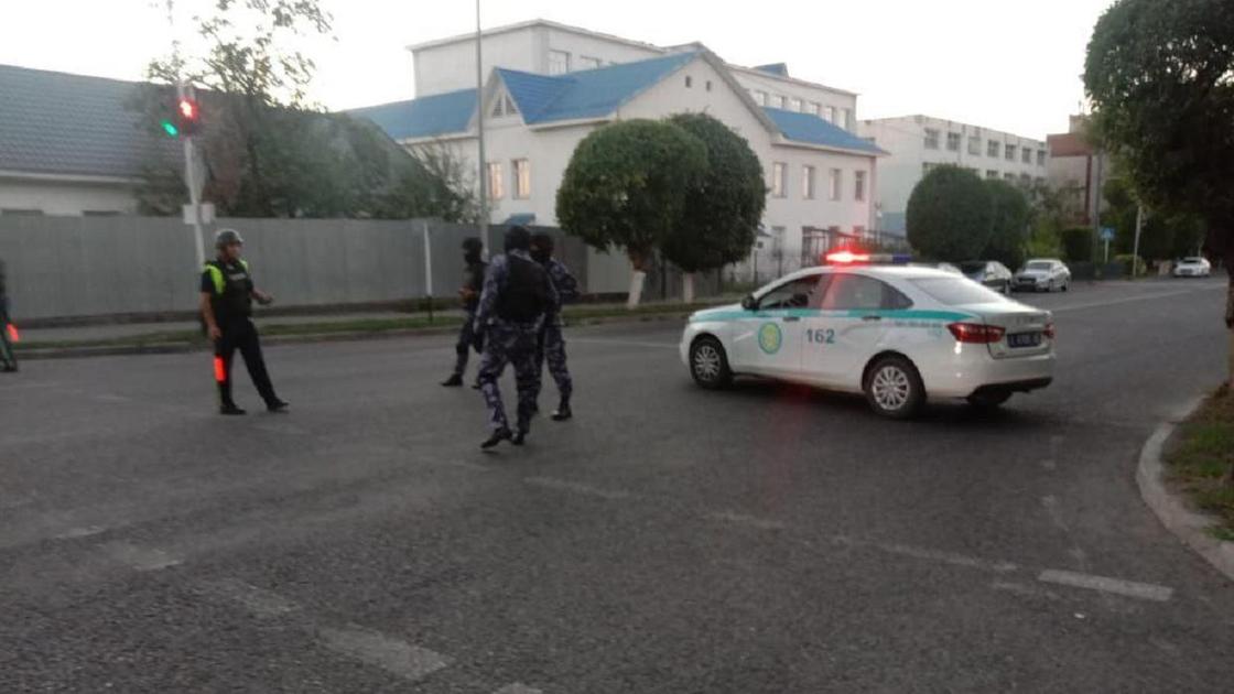 Полицейские возле здания ДП