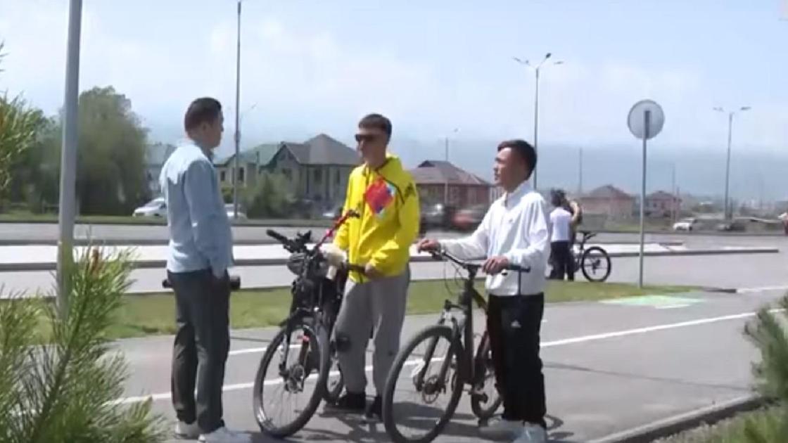 Туристы из Китая на велосипедах