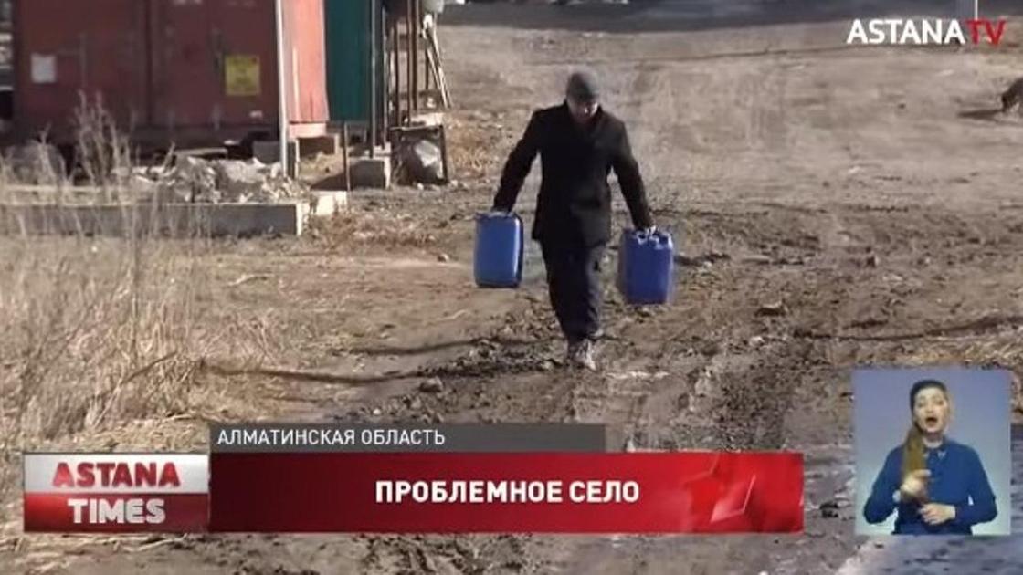 Мужчина идет с канистрами за водой Мужчина идет с канистрами за водой