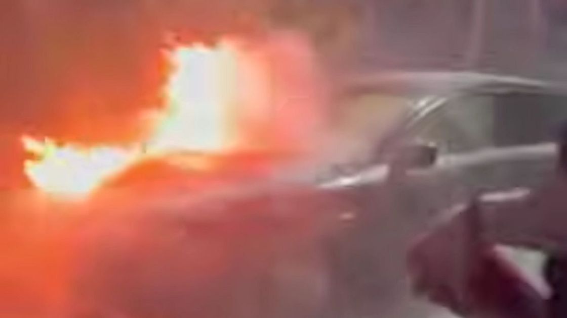 Автомобиль загорелся во дворе дома