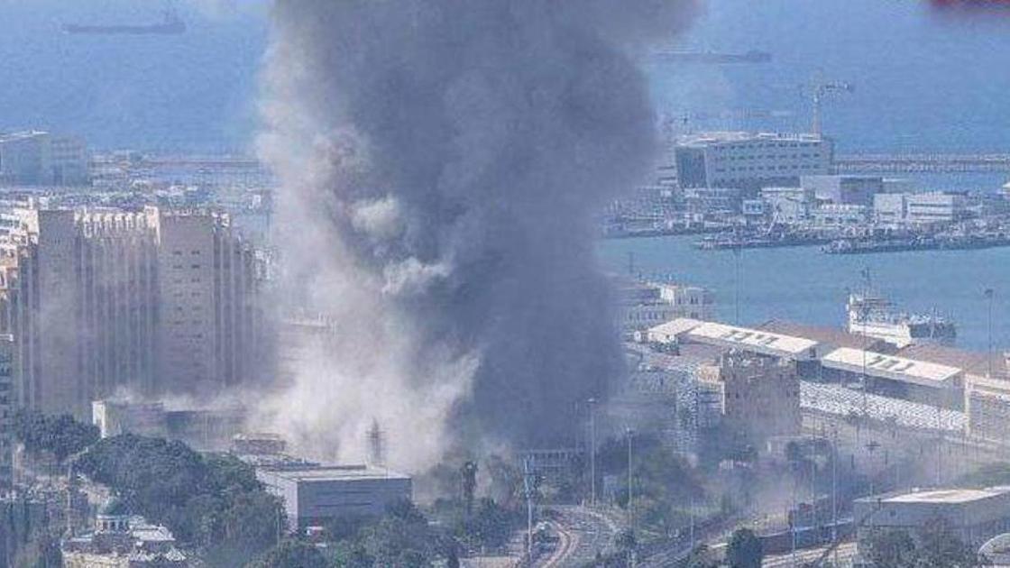 Взрыв от удара ракеты в Израиле