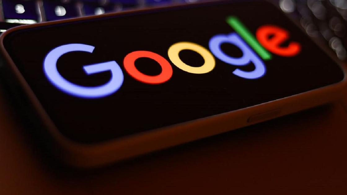 Смартфон с логотипом Google лежит на столе