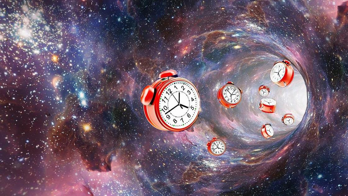 Воронка времени затягивает красные будильники