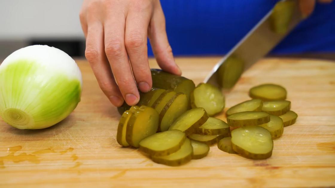Нарезка маринованных огурцов