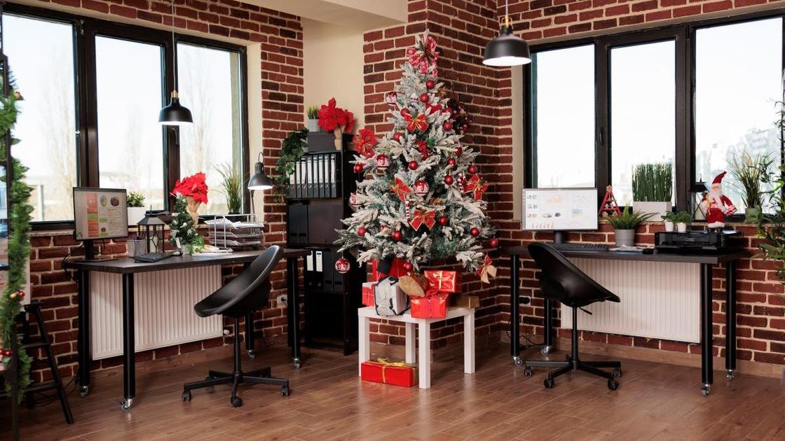 Офисное помещение с новогодней елкой
