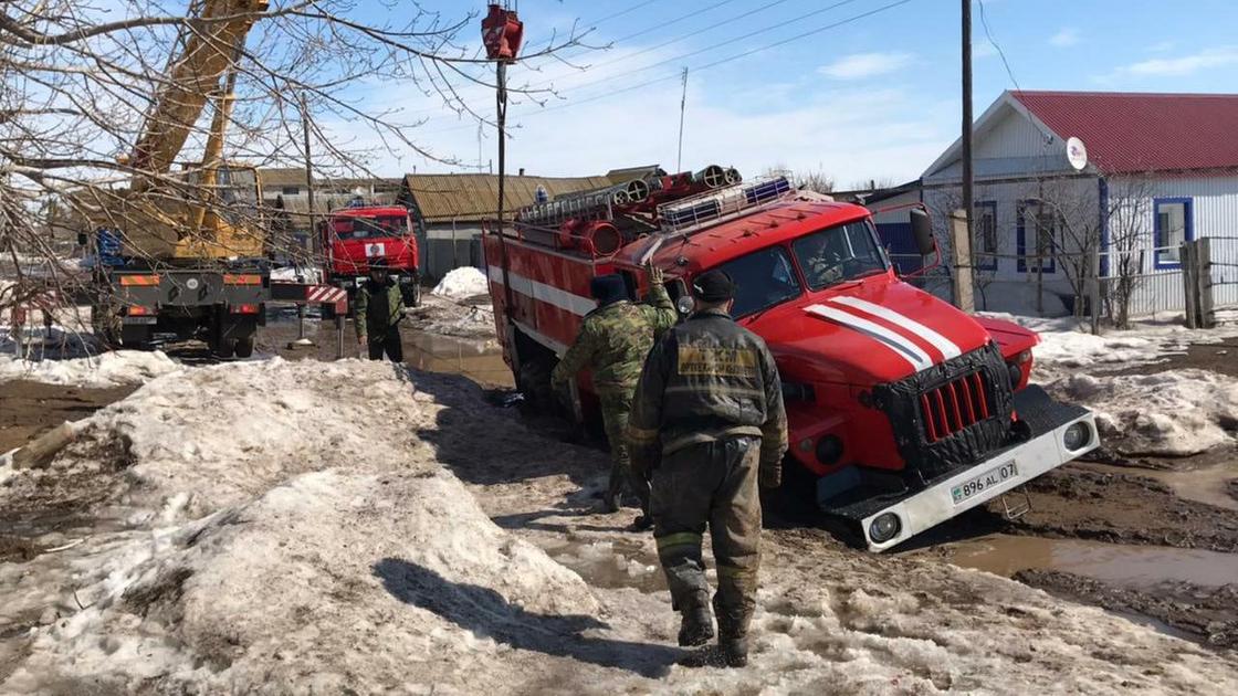 Пожарная машина провалилась в яму