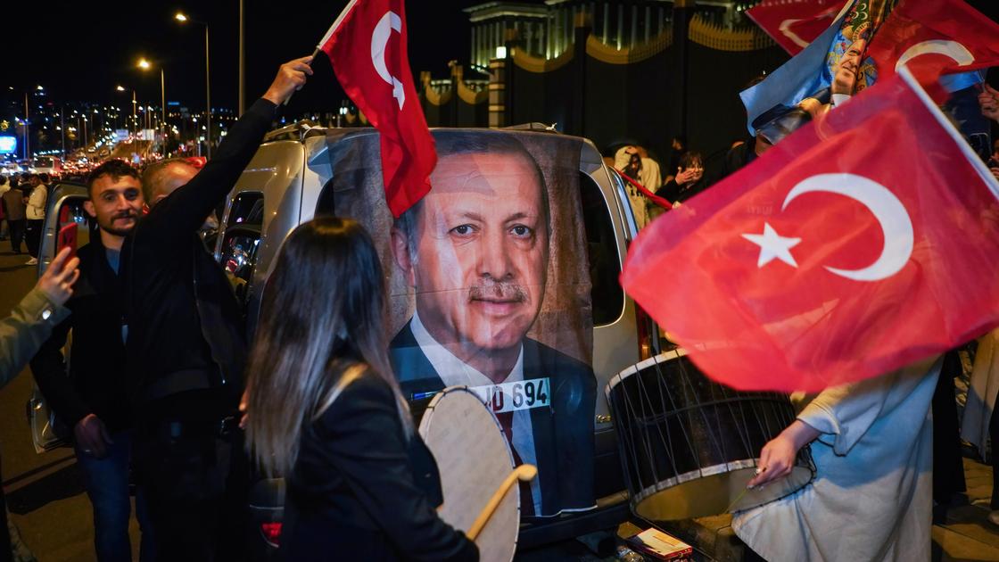 Люди празднуют победу Эрдогана