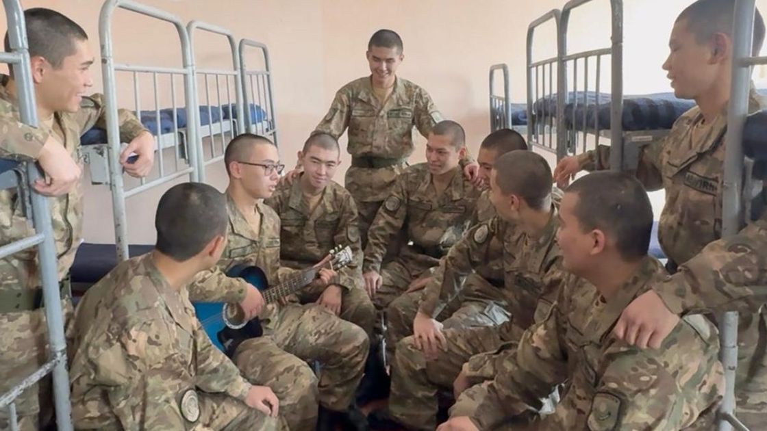 Бір сыныпта оқыған 12 сарбаз