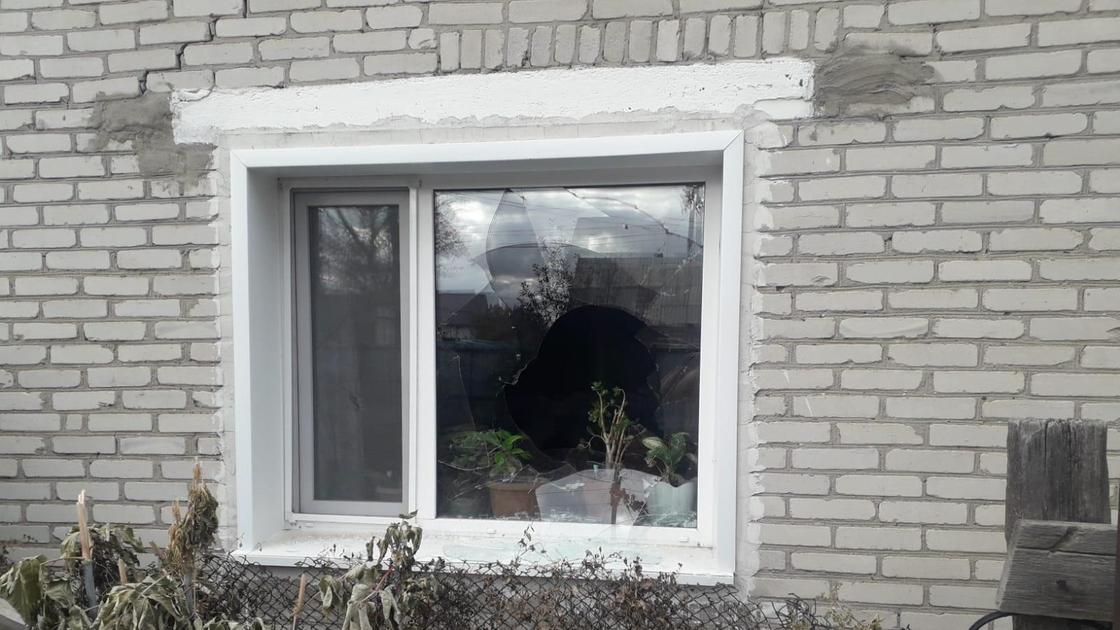Разбитое окно в Костанайской области