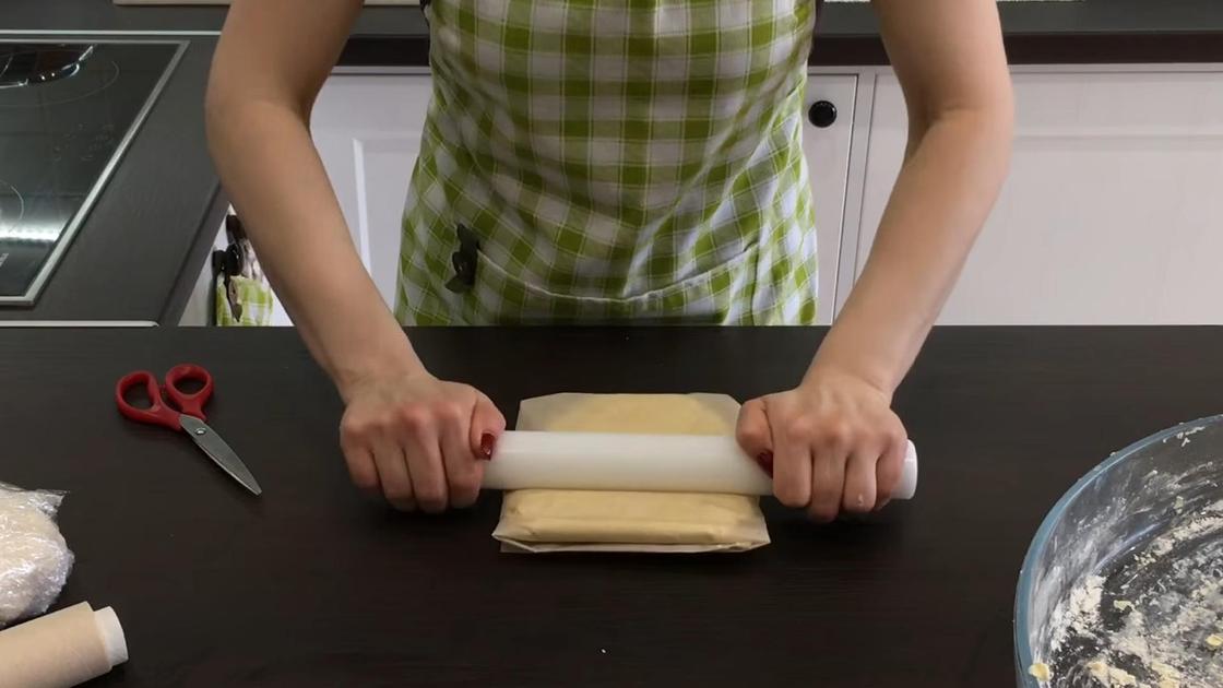 Масло раскатывают в тонкий пласт скалкой