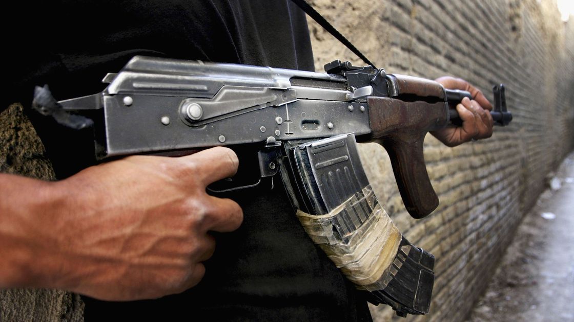 Мужчина держит автомат