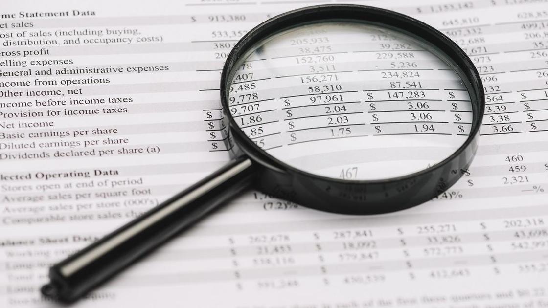 Строки доходов под увеличительным стеклом Строки доходов под увеличительным стеклом