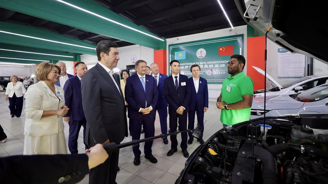 Ерлан Кошанов посетил Мастерскую "Лу Бань"