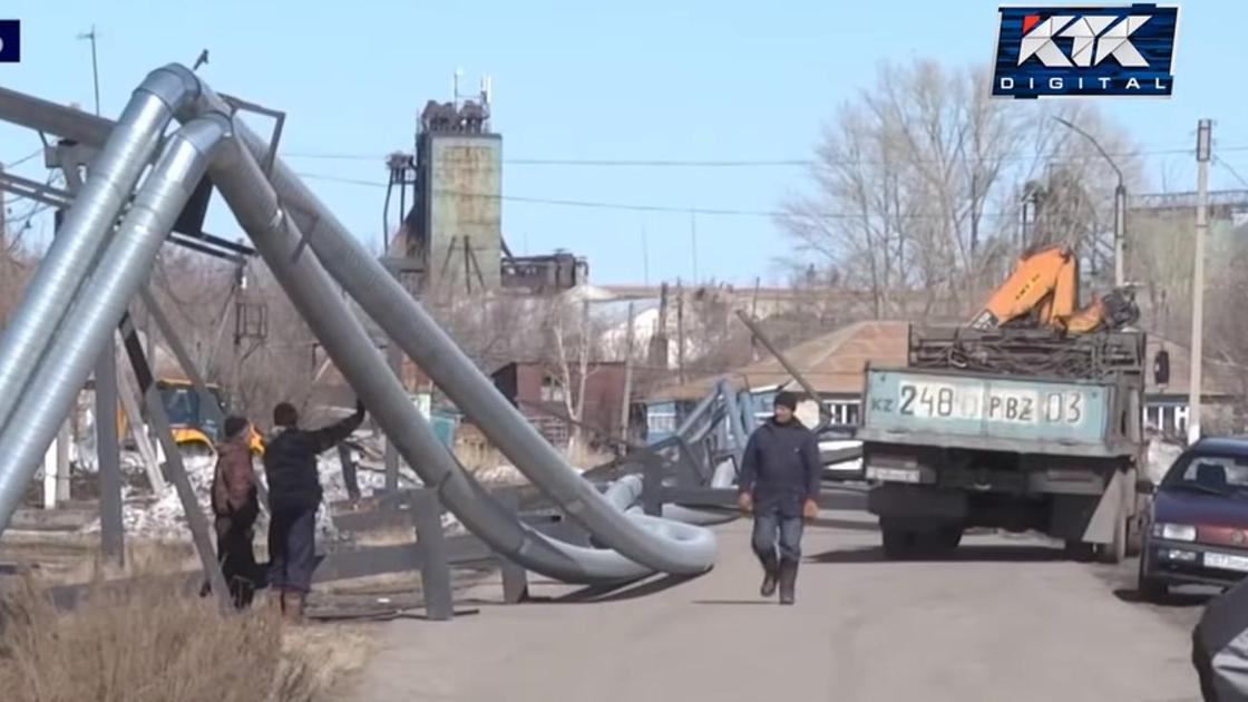 Рухнувшая теплотрасса в Зеренде