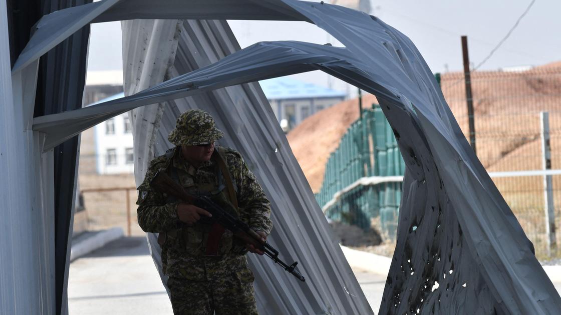 Заключим мирное. Вооружение Таджикистана. Оружие Кыргызстана. Таджикский солдат. Солдат Кыргызстан Таджикистан.