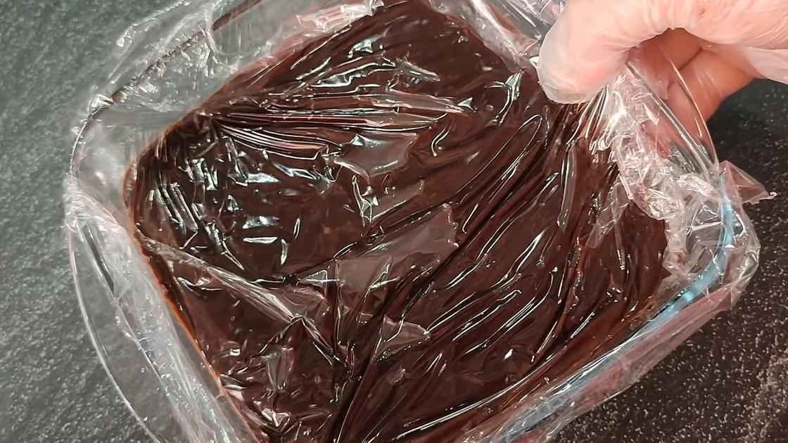 Шоколадный крем, накрытый пищевой пленкой в стеклянной пиале