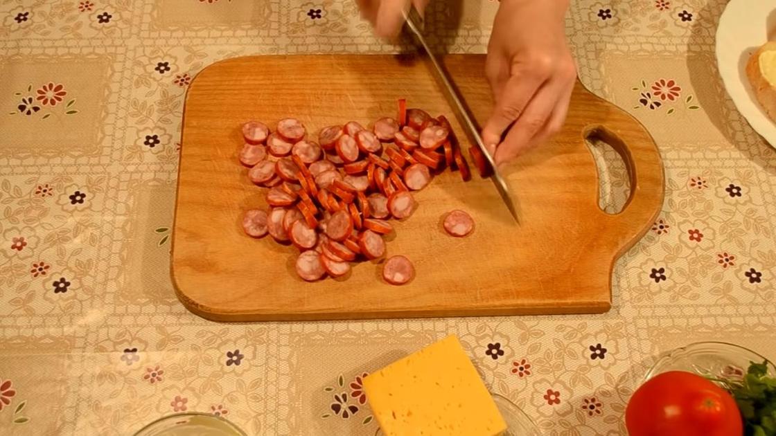 Колбаски нарезают кружками