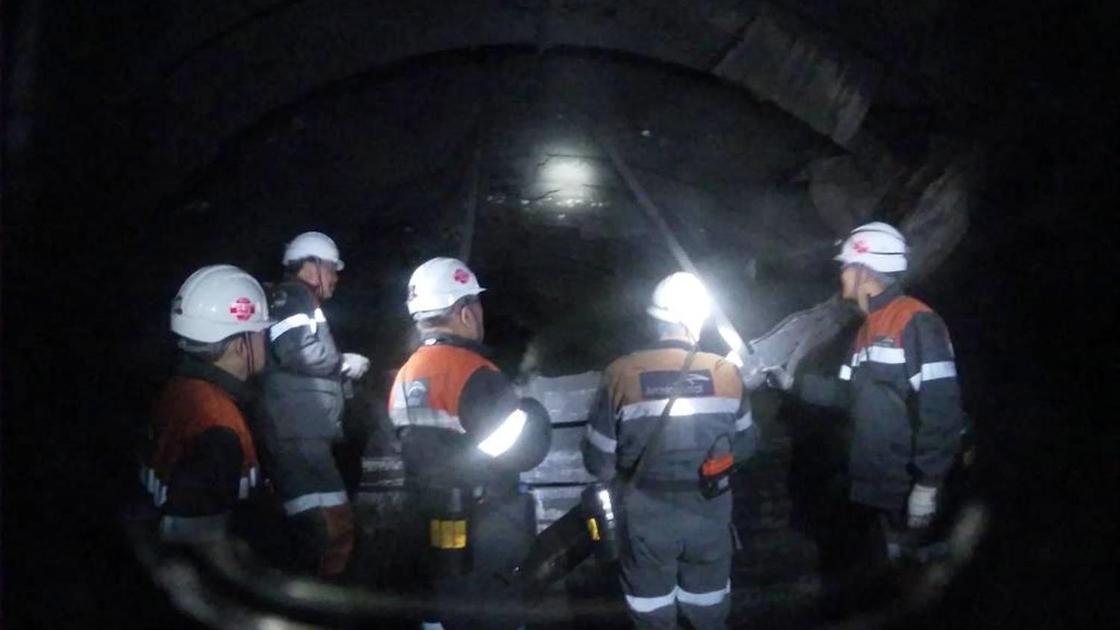 Сотрудники МЧС на шахте им. Костенко