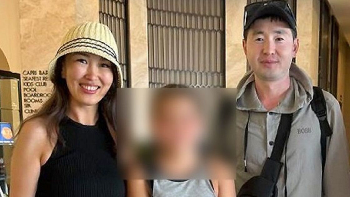 Казахстанцы с девочкой, которую спасли