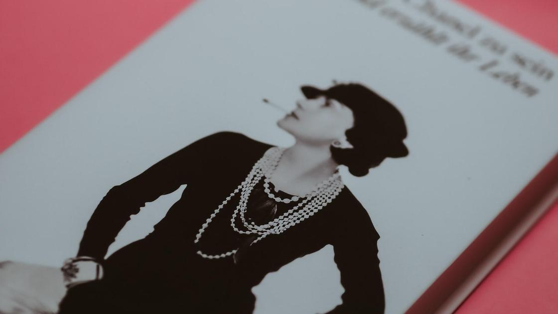 Обложка книги с фотографией Коко Шанель