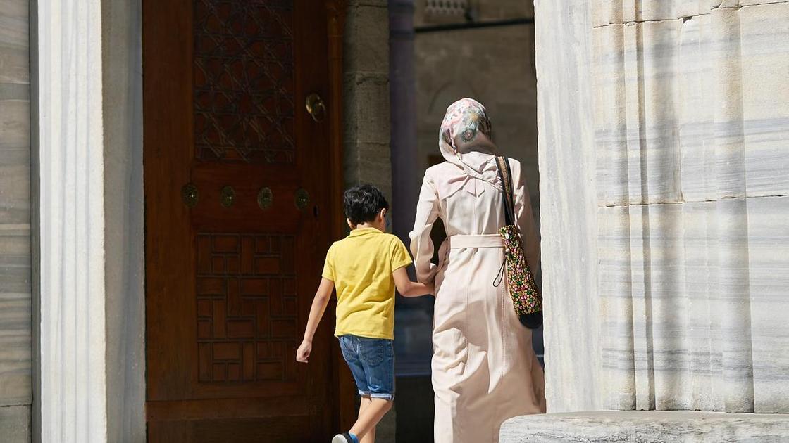 Девушка с ребенком идет в мечеть