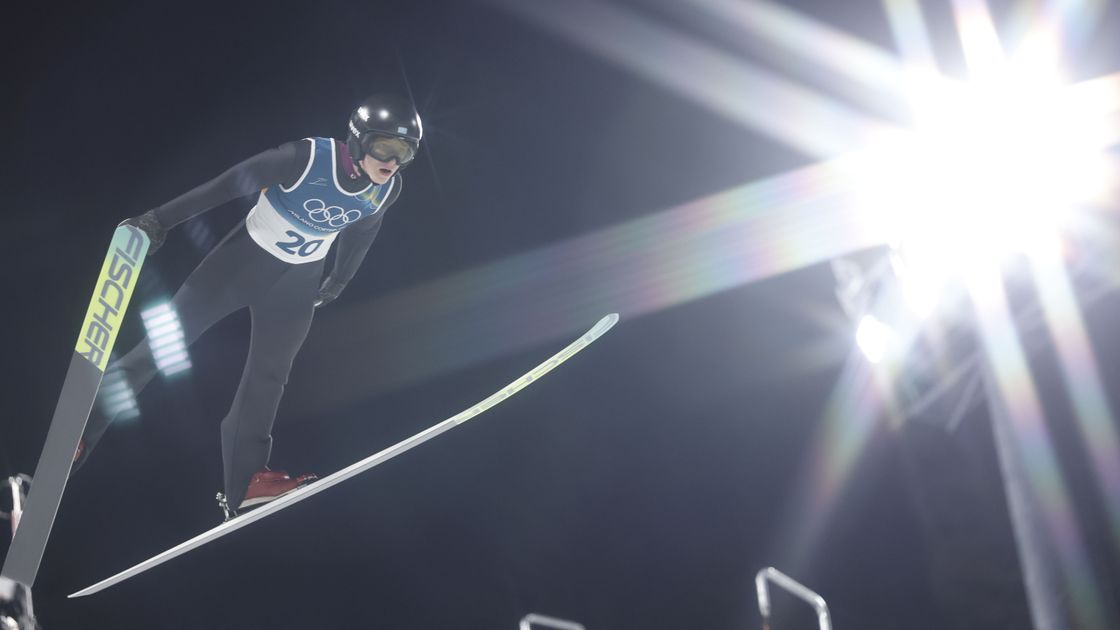 Казахстанский прыгун на лыжах с трамплина Илья Мизерных