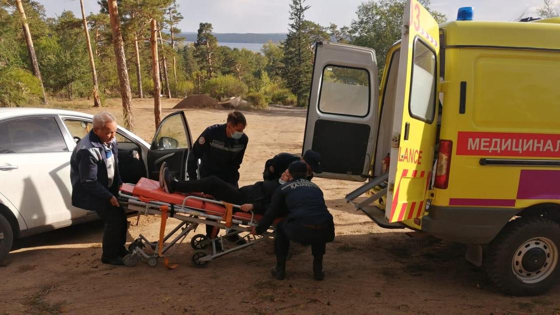 Спасатели оказывают доврачебную медицинскую помощь женщине