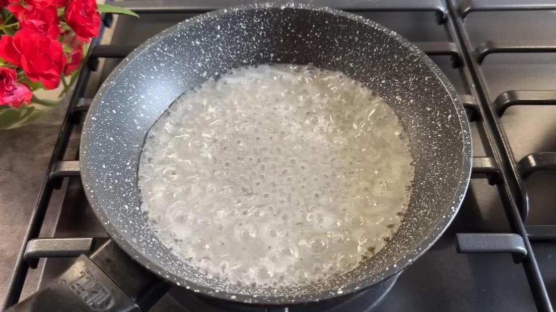Приготовление карамели в сковороде