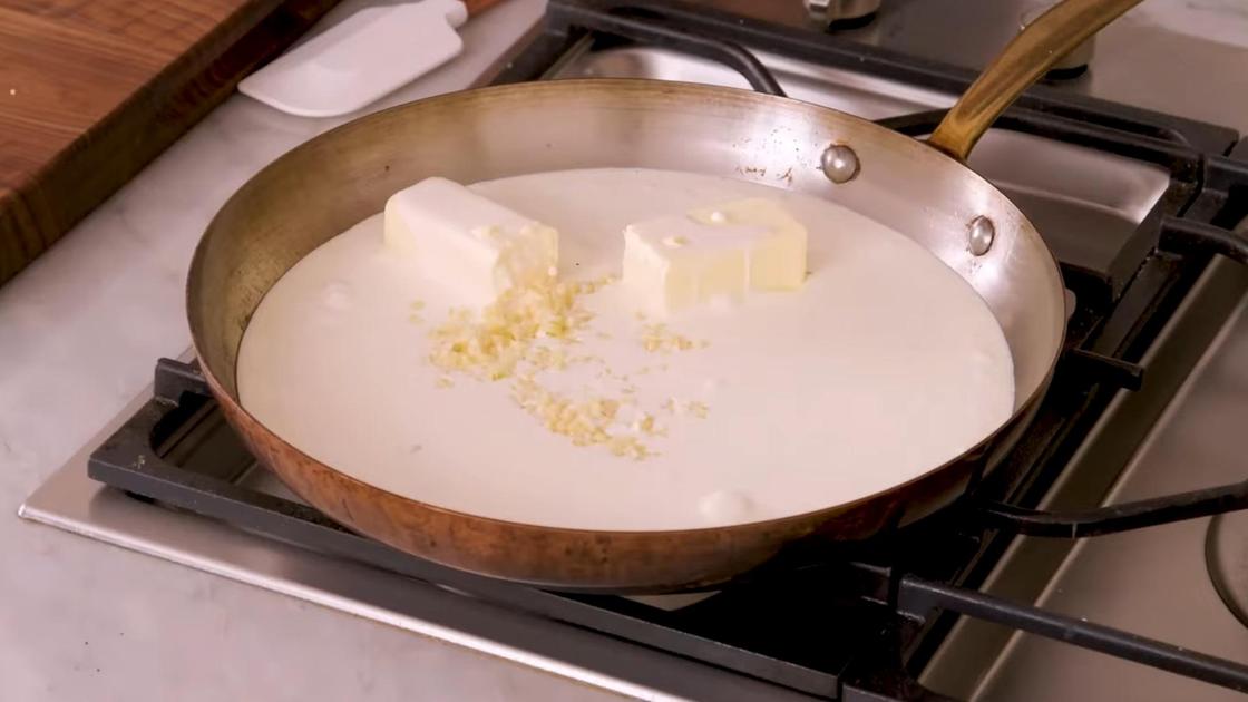 Приготовление соуса из сливок с маслом и чесноком на сковороде