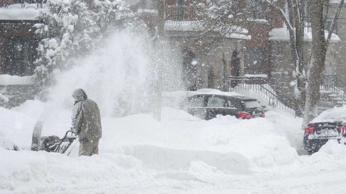 Мужчина расчищают дорогу от снега