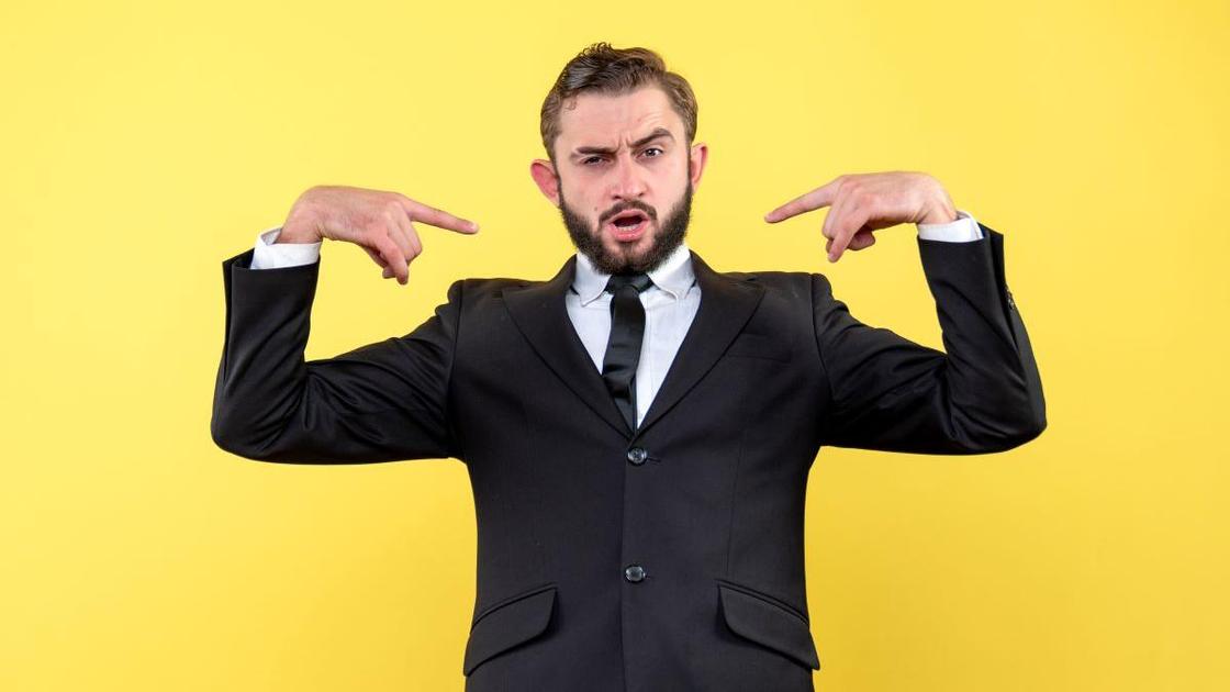 Мужчина указывает на себя