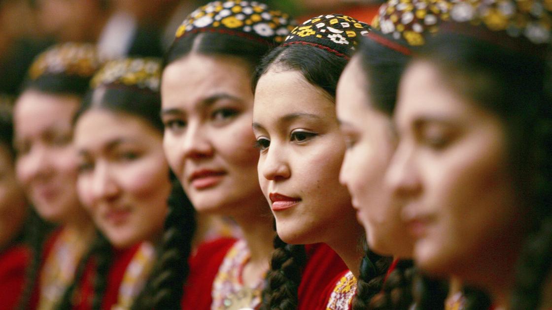 Туркменки в традиционной одежде