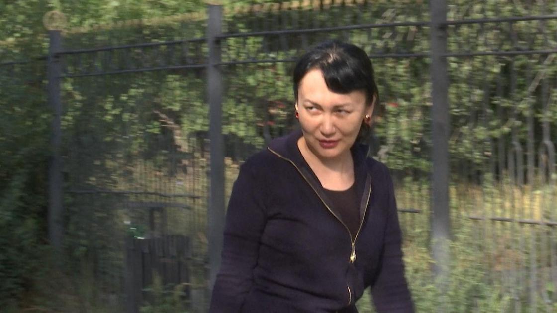 Ираида Ислямгалиева идет на первое заседание суда по делу о захвате ее в заложницы