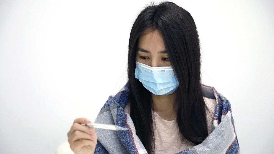 дене қызуын тексеріп отырған қыз