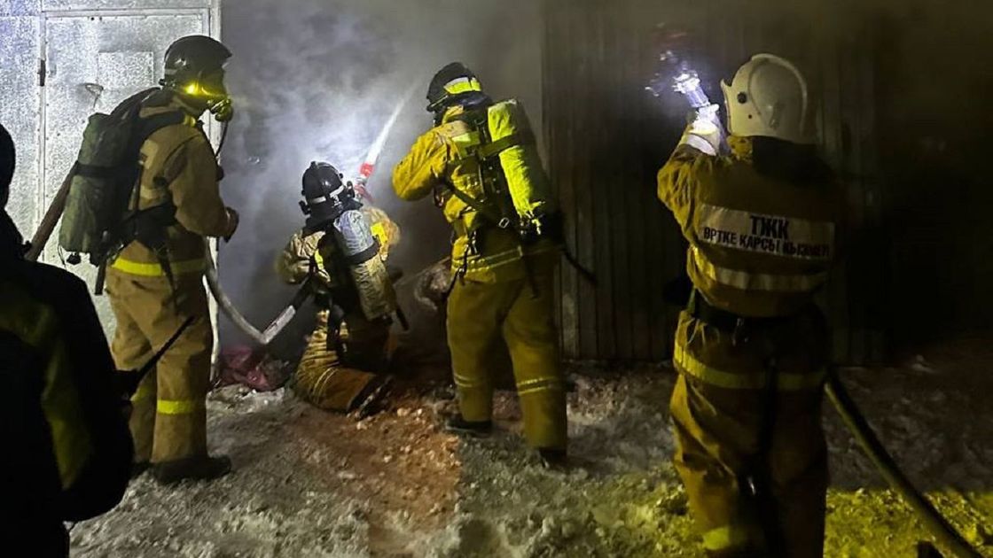 Пожарные тушат пожар